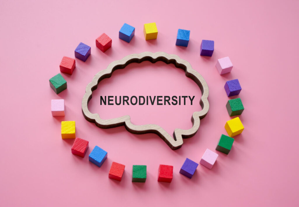 Zarys mózgu z napisem neurodywersyfikacja otoczony jest kolorowymi kostkami
