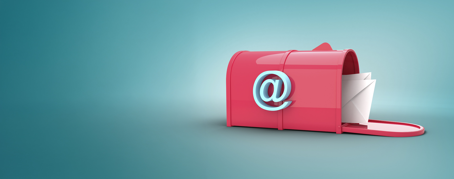 Obraz przedstawia otwartą skrzynkę pocztową czerwona a na niej znak @