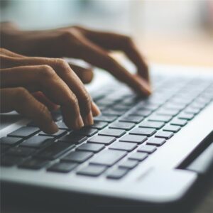 Palce piszące po klawiaturze