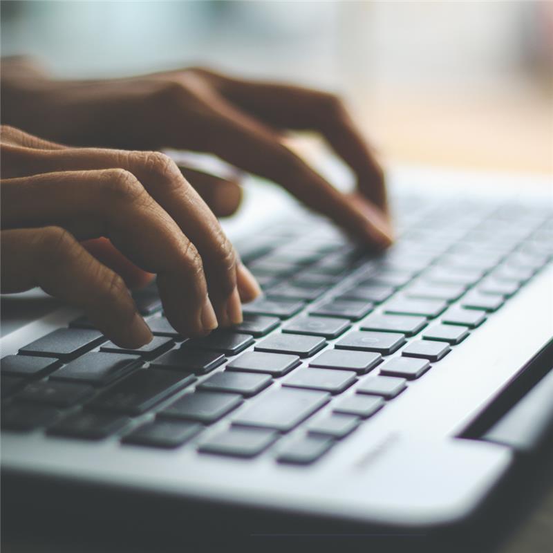 Palce piszące po klawiaturze